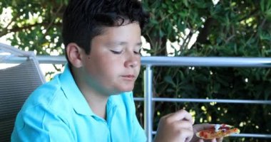 Sevimli çocuk pizza ve patates kızartması restoranda yemek