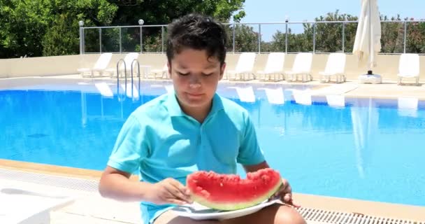 Retrato Niño Preadolescente Comiendo Sandía Día Soleado Verano — Vídeos de Stock