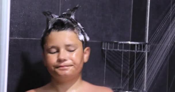 Retrato Adolescente Feliz Lavando Cabeza Ducha Baño — Vídeo de stock