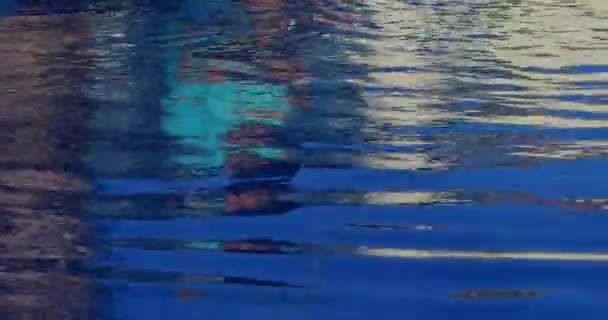 Retrato Menino Adolescente Bonito Sentado Beira Uma Piscina Usando Smartphone — Vídeo de Stock