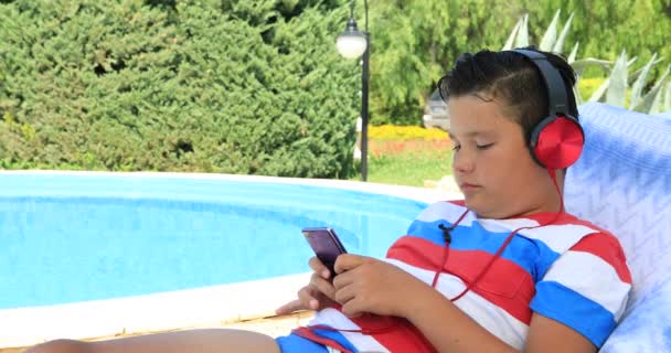 Yüzme Havuz Kenarında Şezlong Üzerinde Oturan Bir Güneşli Yaz Gününde — Stok video