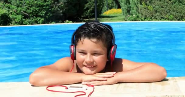 Feliz Niño Preadolescente Piscina Escuchando Música Con Auriculares Relajándose Día — Vídeos de Stock