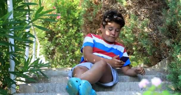 Preteen Pojke Med Smartphone Sms Meddelande Eller Spela Spel Naturen — Stockvideo