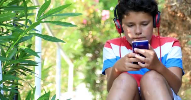 Preteen Garçon Avec Message Texte Smartphone Jouer Jeu Nature Technologie — Video