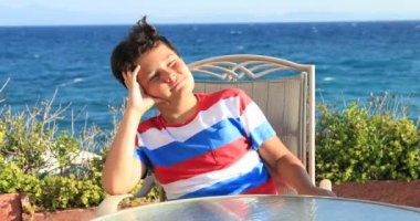 Kulaklık dinleme müzik doğa ile mutlu genç portresi