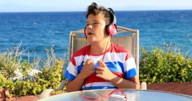 Kulaklık dinleme müzik ve dans doğa ile mutlu genç portresi