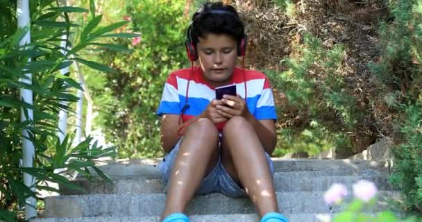 Мальчик Подросток Смартфоном Пишет Смс Играет Игры Природе Технологии Интернет — стоковое видео