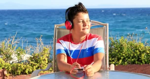 Retrato Joven Feliz Con Auriculares Escuchando Música Bailando Naturaleza — Vídeos de Stock