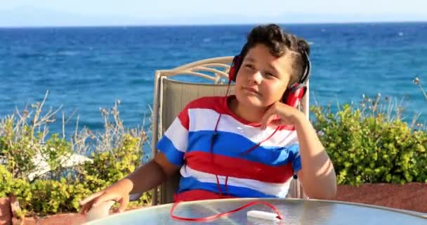 Retrato Joven Feliz Con Auriculares Escuchando Música Naturaleza — Vídeo de stock