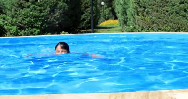 Yüzme Havuzunda Bir Kameraya Gülümseyen Jest Yaşasın Gösterilen Genç Çocuk — Stok video