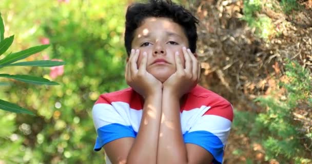 Πορτρέτο Του Ένα Δυστυχισμένο Preteen Αγόρι Κάθεται Στο Πάρκο Μόνη — Αρχείο Βίντεο