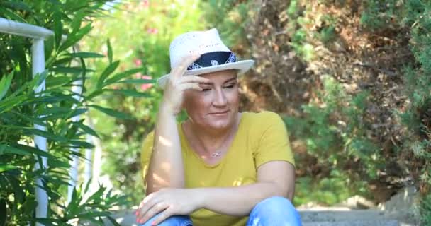 屋外で座っているがんの肯定的な女性の肖像画 — ストック動画