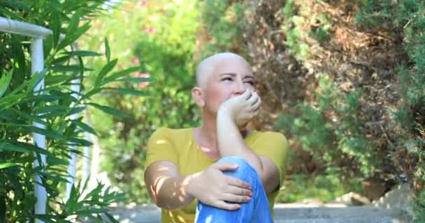 Porträt Einer Krebskranken Frau Die Freien Sitzt — Stockvideo