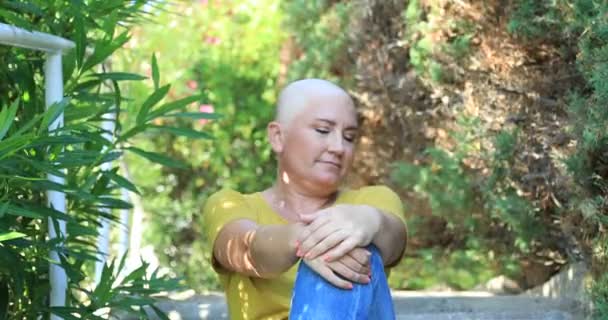 Retrato Uma Mulher Positiva Com Câncer Sentada Livre — Vídeo de Stock