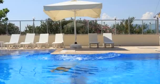 Retrato Joven Feliz Saltando Piscina Sonriendo Cámara — Vídeos de Stock