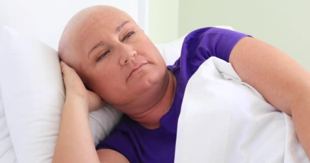 Pasien Kanker Berbaring Tempat Tidur Dan Beristirahat — Stok Video