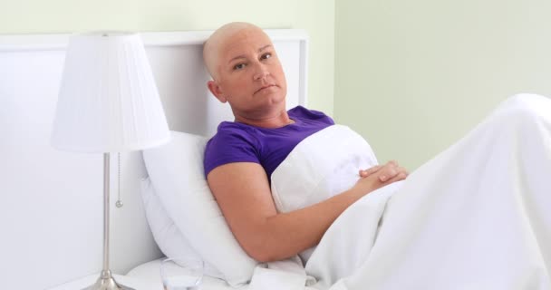 Mujer Aburrida Paciente Cáncer Acostada Cama Mirando Cámara — Vídeo de stock