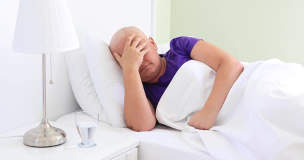 Mujer Aburrida Paciente Cáncer Acostada Cama Mirando Cámara — Vídeos de Stock