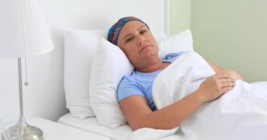 Hastane odasında yatakta döşeme acı kanser hastası