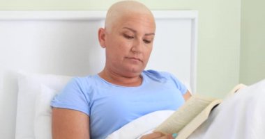 Bir depresif kanser hastası bir yatakta döşeme ve ne yazık ki kamera seyir hastane odasında portresi