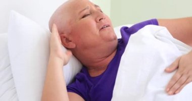 Hastane odasında yatakta döşeme acı kanser hastası