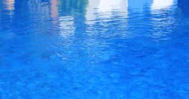 Yüzme havuzu alanı ve beyaz şezlong