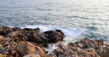 Oturma ve denize yakın rahatlatıcı bir pozitif kadın kanser hastası portresi