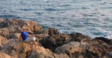 Oturma ve denize yakın rahatlatıcı bir pozitif kadın kanser hastası portresi