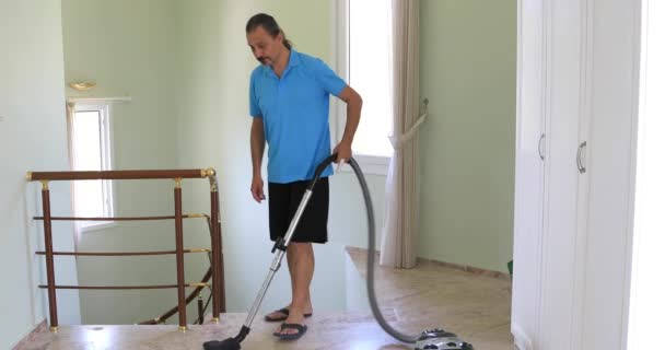 Mittleren Alters Brünette Mann Reinigung Boden Mit Staubsauger — Stockvideo