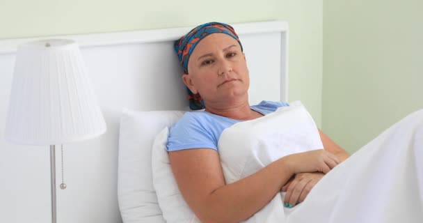 Μεσήλικες Ασθενή Καρκίνο Τοποθέτηση Στο Κρεβάτι Στο Δωμάτιο Του Νοσοκομείου — Αρχείο Βίντεο