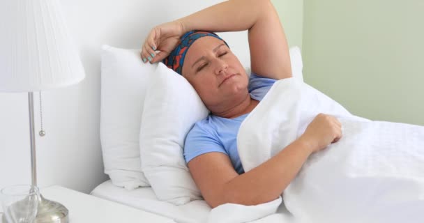 Hastane Odasında Yatakta Döşeme Acı Kanser Hastası — Stok video