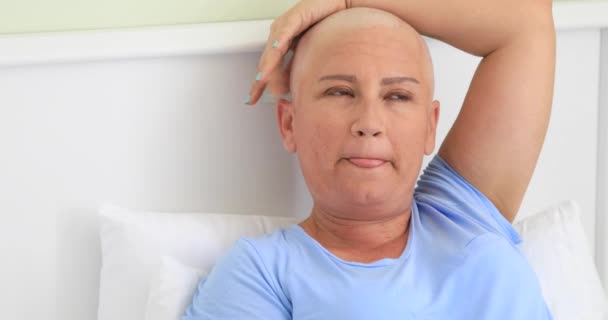 Portrét Nadějný Onkologický Pacient Otevřenýma Očima — Stock video