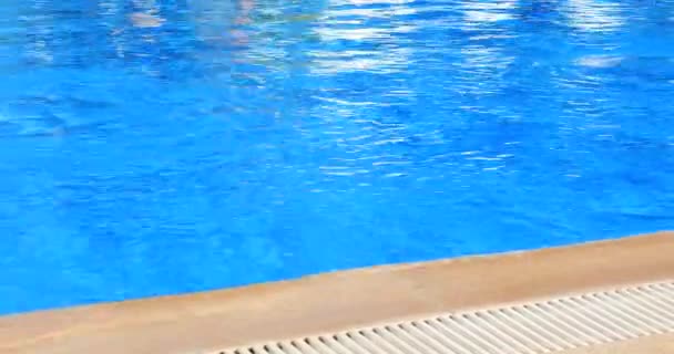 Poolbereich Und Weiße Sonnenliegen — Stockvideo