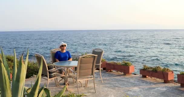 Retrato Uma Paciente Oncológica Feminina Positiva Sentada Relaxante Perto Mar — Vídeo de Stock