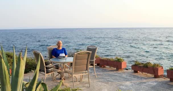 Retrato Uma Paciente Oncológica Feminina Positiva Sentada Relaxante Perto Mar — Vídeo de Stock