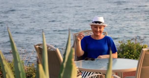 Портрет Позитивного Пацієнта Раку Жінки Який Сидить Розслабляється Біля Моря — стокове відео