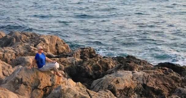 一个积极的女性癌症病人坐在海边放松的肖像 — 图库视频影像
