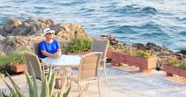 Портрет Положительной Пациентки Раком Сидящей Отдыхающей Моря — стоковое видео