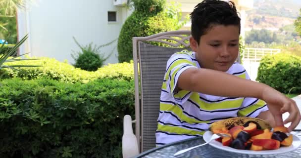 Retrato Estudante Feliz Comendo Diferente Tipo Fruta Fresca Jardim — Vídeo de Stock