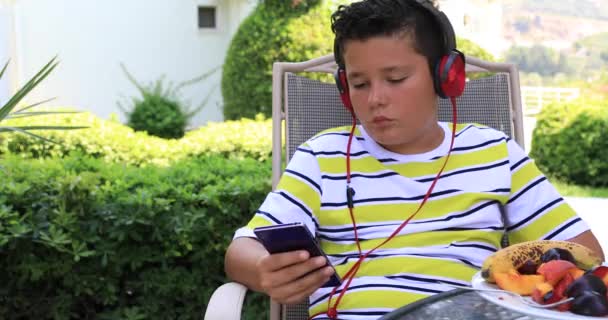Menino Pré Adolescente Com Mensagem Texto Smartphone Jogando Jogo Natureza — Vídeo de Stock