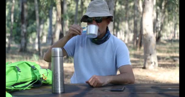 Hombre Que Sufre Picazón Después Picaduras Mosquitos Bosque — Vídeos de Stock