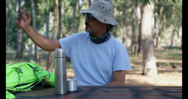 Retrato Homem Meia Idade Tomando Selfie Telefone Inteligente Floresta — Vídeo de Stock