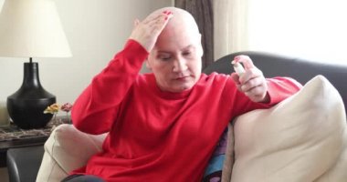 Portre kel, hasta bir kadının kafasına bir krem uygulamak