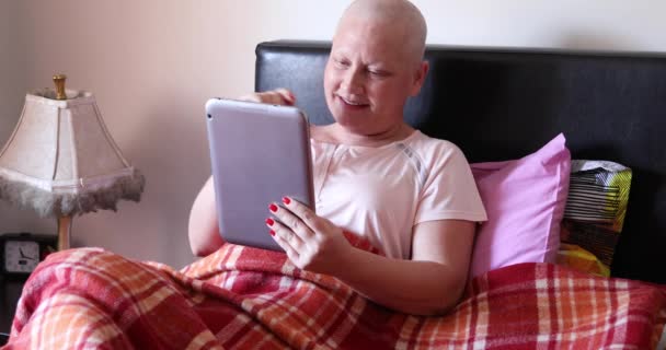 Cancerpatient med digital tabell — Stockvideo