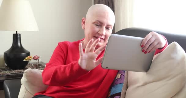 Жінка Раком Молочної Залози Сидить Дивані Використовує Цифровий Планшет Вдома — стокове відео
