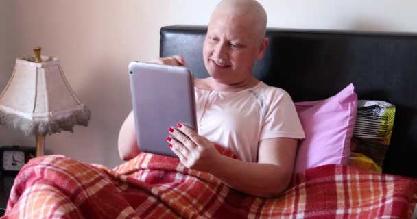 Vrouw Met Borstkanker Liggend Bed Het Gebruik Van Digitale Tablet — Stockvideo