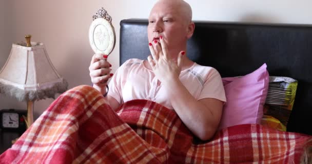 悲伤的癌症患者与镜子 — 图库视频影像