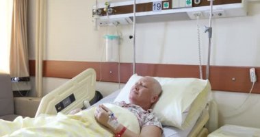 Hastane yatağında yatan kanser hastası