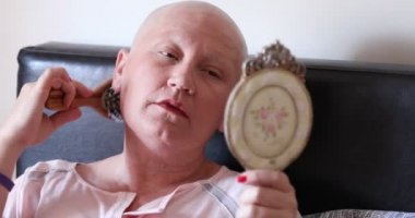 Aynaya bakıyorum ve saçları fırçalama kel kafa ile akıl hastası kadın