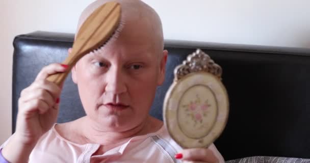 Mujer Mentalmente Enferma Con Cabeza Calva Mirando Espejo Cepillándose Pelo — Vídeo de stock